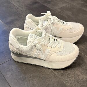 New Balance Women's Cream Sneakers